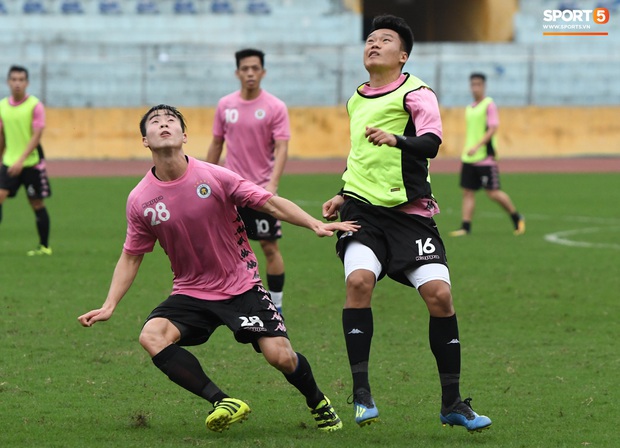 Lâu rồi mới thấy Đình Trọng và Duy Mạnh sát cánh, động viên nhau trên sân như thế: Tín hiệu vui với thầy Park - Ảnh 8.