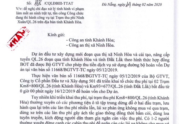 Người đàn ông mặc áo đỏ đại náo trạm thu phí BOT Ninh Xuân, 1 bảo vệ nhập viện - Ảnh 1.