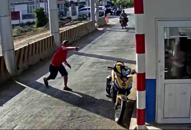 Người đàn ông mặc áo đỏ đại náo trạm thu phí BOT Ninh Xuân, 1 bảo vệ nhập viện - Ảnh 2.
