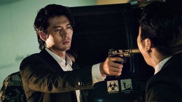 Hyun Bin cầm súng bao ngầu ở loạt phim hot nhưng khán giả lại đòi đại úy cầm tay Son Ye Jin của Crash Landing On You - Ảnh 4.