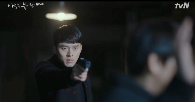 Hyun Bin cầm súng bao ngầu ở loạt phim hot nhưng khán giả lại đòi đại úy cầm tay Son Ye Jin của Crash Landing On You - Ảnh 1.