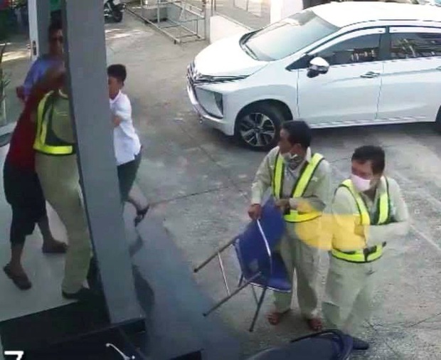 Người đàn ông mặc áo đỏ đại náo trạm thu phí BOT Ninh Xuân, 1 bảo vệ nhập viện - Ảnh 3.