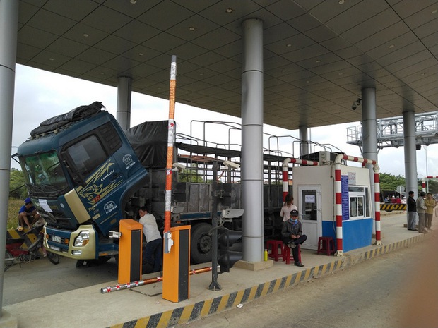 Người đàn ông mặc áo đỏ đại náo trạm thu phí BOT Ninh Xuân, 1 bảo vệ nhập viện - Ảnh 5.