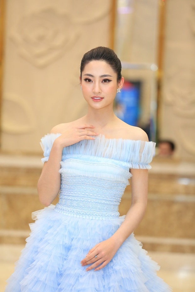 Gái 1 con Nhã Phương đỉnh quá, đụng váy với Lương Thùy Linh kém 10 tuổi mà xinh trẻ lấn át đàn em - Ảnh 1.