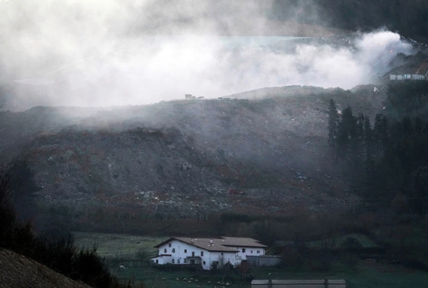 Trận đấu ở giải VĐQG Tây Ban Nha phải tạm hoãn vì… bãi rác khổng lồ đổ sụp xuống! - Ảnh 1.