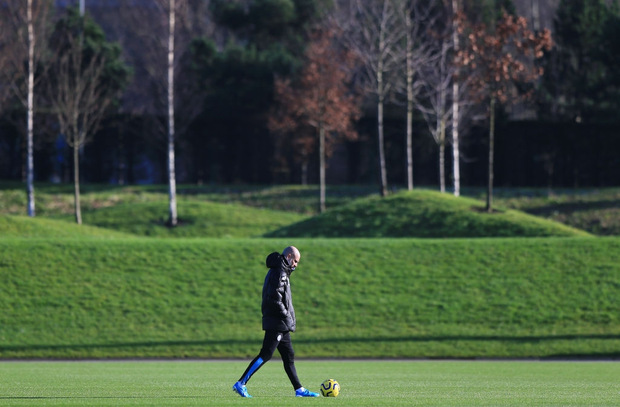 Dàn sao Man City thoải mái cười đùa trên sân tập bất chấp án phạt nặng nhất lịch sử bóng đá đang treo lơ lửng trên đầu - Ảnh 7.