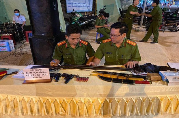Người dân giao nộp 2 khẩu súng K59 cho công an Đồng Nai - Ảnh 1.
