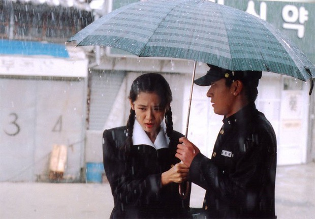 Sau Crash Landing On You, Son Ye Jin trở thành nữ thần cua trai bằng thời tiết: Chỉ cần hẹn hò dưới mưa là crush sẽ đổ - Ảnh 2.
