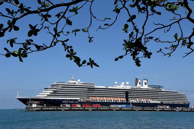 Du thuyền Westerdam cập cảng Campuchia: Hơn 1000 hành khách bị truy tìm sau khi có trường hợp nhiễm virus corona - Ảnh 1. Du thuyền Westerdam cập cảng Campuchia: Hơn 1000 hành khách bị truy tìm sau khi có trường hợp nhiễm virus corona - Ảnh 1.