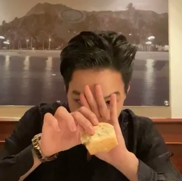 Tập tành quay mukbang chiều fan hâm mộ, Kai (EXO) khiến dân tình thi nhau thả tim ầm ầm bởi những khoảnh khắc cực dễ thương - Ảnh 3. Tập tành quay mukbang chiều fan hâm mộ, Kai (EXO) khiến dân tình thi nhau thả tim ầm ầm bởi những khoảnh khắc cực dễ thương - Ảnh 3.