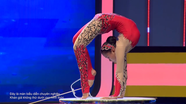 Hari Won, Võ Hoàng Yến ôm nhau khóc thét xem “dị nhân” dùng đầu “cân” chiếc xe tải 5 tấn - Ảnh 4.