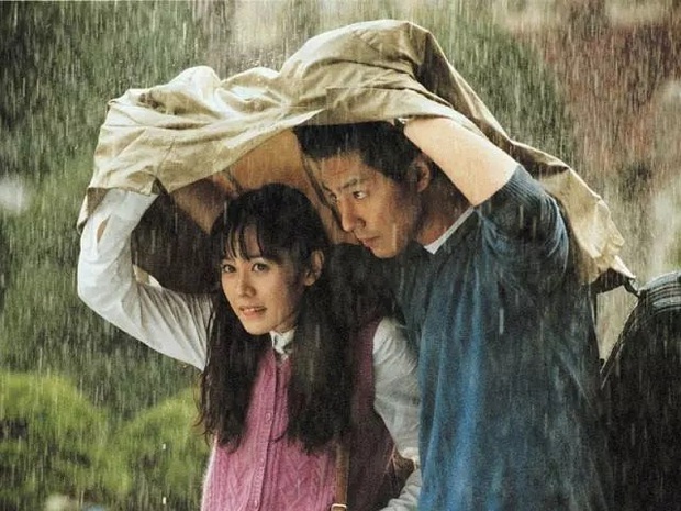 Sau Crash Landing On You, Son Ye Jin trở thành nữ thần cua trai bằng thời tiết: Chỉ cần hẹn hò dưới mưa là crush sẽ đổ - Ảnh 4.