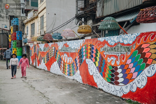 Chùm ảnh: Khi bãi tập kết rác ven sông Hồng trở thành 16 tác phẩm nghệ thuật đương đại - Ảnh 5.