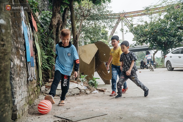 Chùm ảnh: Khi bãi tập kết rác ven sông Hồng trở thành 16 tác phẩm nghệ thuật đương đại - Ảnh 16.