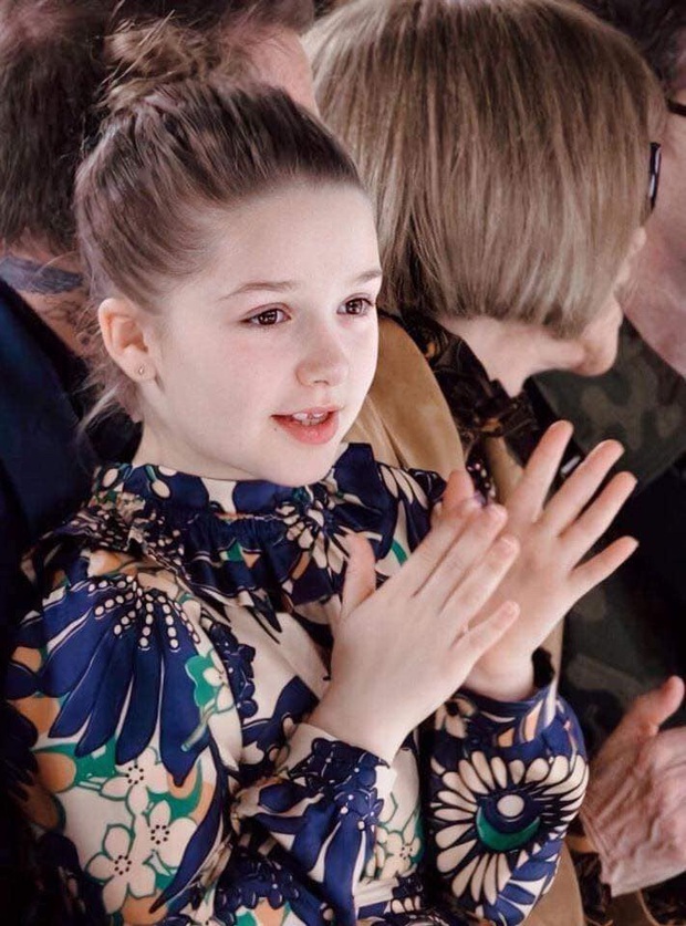 Ngồi trong lòng bố, công chúa nhỏ Harper Beckham lại khiến dân tình xao xuyến: Mỹ nhân tương lai của Hollywood đây rồi! - Ảnh 2.