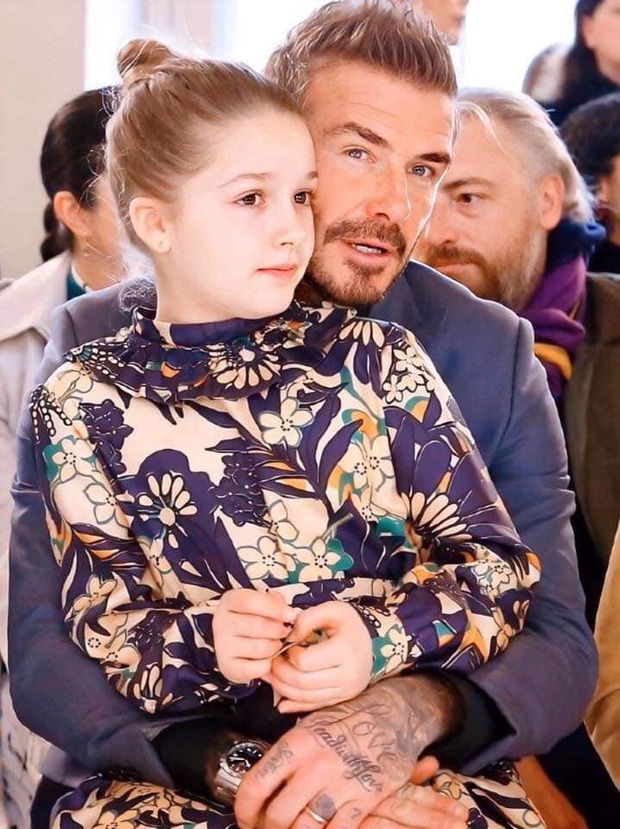 Ngồi trong lòng bố, công chúa nhỏ Harper Beckham lại khiến dân tình xao xuyến: Mỹ nhân tương lai của Hollywood đây rồi! - Ảnh 1.