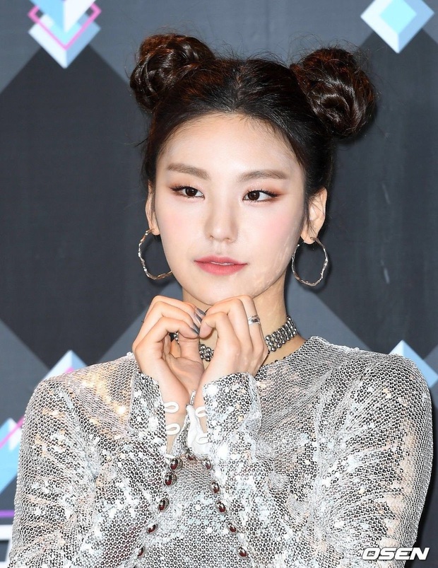 Kiểu tóc búi Pucca người thường diện dễ fail là thế nhưng idol Hàn quẩy lên lại xinh yêu mỹ mãn - Ảnh 12.