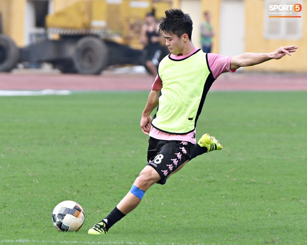 Duy Mạnh phản hồi hài hước màu áo mới của Hà Nội FC: Lúc tím lúc hồng thì biết là nam hay nữ rồi đấy - Ảnh 3.