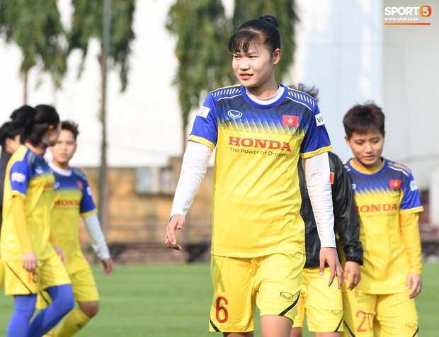 Không có Chương Thị Kiều, HLV Mai Đức Chung chữa cháy: Đưa luôn thủ môn lên đá... hậu vệ - Ảnh 7.