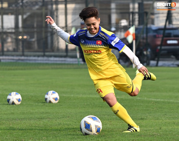 Không có Chương Thị Kiều, HLV Mai Đức Chung chữa cháy: Đưa luôn thủ môn lên đá... hậu vệ - Ảnh 10.