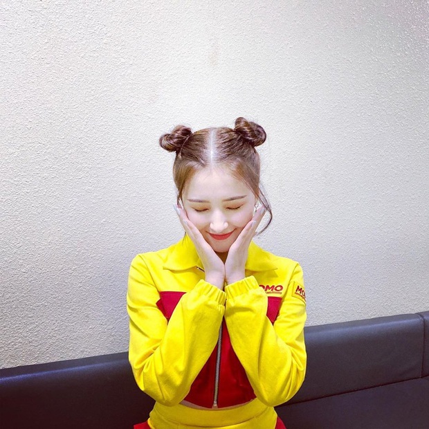 Kiểu tóc búi Pucca người thường diện dễ fail là thế nhưng idol Hàn quẩy lên lại xinh yêu mỹ mãn - Ảnh 10.