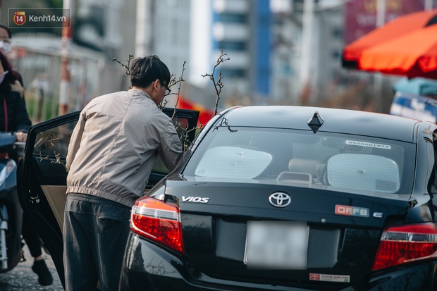 Tết đã hết nhưng thú chơi hoa đào, hoa lê rừng bạc triệu của người Hà Nội chưa hết bao giờ! - Ảnh 11.