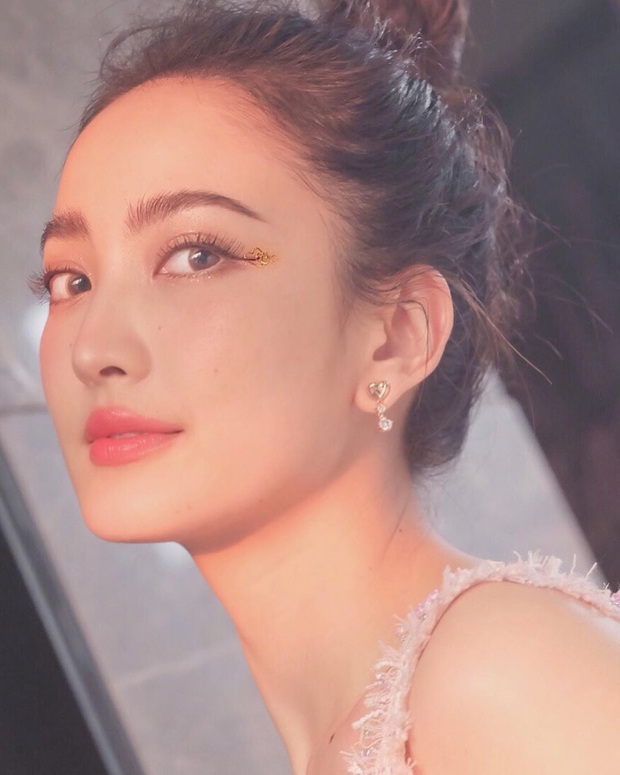 8 kiểu vẽ mắt ấn tượng thần sầu của sao Thái Lan, bạn bắt chước theo thì chỉ có nước là đẹp “bá cháy” - Ảnh 5. 8 kiểu vẽ mắt ấn tượng thần sầu của sao Thái Lan, bạn bắt chước theo thì chỉ có nước là đẹp “bá cháy” - Ảnh 5.