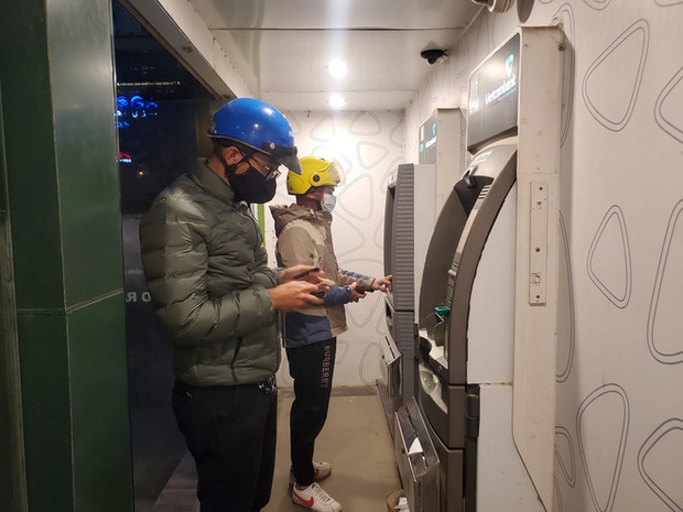 Tiếp xúc hàng trăm người/ngày nhưng ATM không có nước sát khuẩn, cồn rửa tay phòng Covid-19 - Ảnh 1. Tiếp xúc hàng trăm người/ngày nhưng ATM không có nước sát khuẩn, cồn rửa tay phòng Covid-19 - Ảnh 1.
