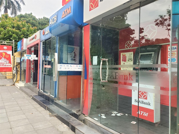 Tiếp xúc hàng trăm người/ngày nhưng ATM không có nước sát khuẩn, cồn rửa tay phòng Covid-19 - Ảnh 5. Tiếp xúc hàng trăm người/ngày nhưng ATM không có nước sát khuẩn, cồn rửa tay phòng Covid-19 - Ảnh 5.