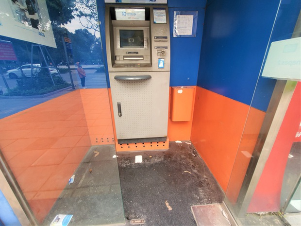 Tiếp xúc hàng trăm người/ngày nhưng ATM không có nước sát khuẩn, cồn rửa tay phòng Covid-19 - Ảnh 8. Tiếp xúc hàng trăm người/ngày nhưng ATM không có nước sát khuẩn, cồn rửa tay phòng Covid-19 - Ảnh 8.
