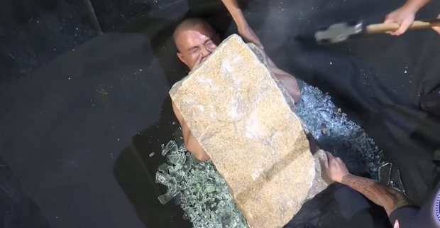 Hari Won, Võ Hoàng Yến ôm nhau khóc thét xem “dị nhân” dùng đầu “cân” chiếc xe tải 5 tấn - Ảnh 6.