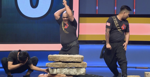 Hari Won, Võ Hoàng Yến ôm nhau khóc thét xem “dị nhân” dùng đầu “cân” chiếc xe tải 5 tấn - Ảnh 7.