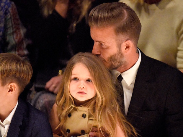 Ngồi trong lòng bố, công chúa nhỏ Harper Beckham lại khiến dân tình xao xuyến: Mỹ nhân tương lai của Hollywood đây rồi! - Ảnh 9.