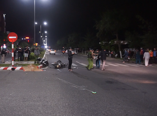 Clip: 2 xe máy tông nhau kinh hoàng, 1 người chết, 2 thanh niên nguy kịch - Ảnh 3.