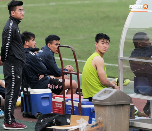 Duy Mạnh may mắn là cầu thủ duy nhất có CĐV trong ngày sân Hàng Đẫy cấm khán giả xem đá giao hữu - Ảnh 4.