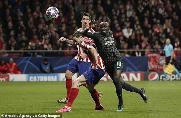 Tiền đạo Liverpool may mắn thoát thẻ đỏ sau hàng loạt tình huống trả đũa nguy hiểm - Ảnh 3. Tiền đạo Liverpool may mắn thoát thẻ đỏ sau hàng loạt tình huống trả đũa nguy hiểm - Ảnh 3.