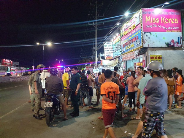 Người đàn ông lái ô tô đến nhà chém vợ cũ ngã gục ở Bình Dương khai gì sau khi ra đầu thú? - Ảnh 2. Người đàn ông lái ô tô đến nhà chém vợ cũ ngã gục ở Bình Dương khai gì sau khi ra đầu thú? - Ảnh 2.