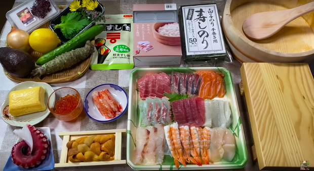 Góc dễ thương: Chiếc thuyền sushi trong vlog mới của Quỳnh Trần JP suýt… trôi đi vì quá nặng, ngồi ăn mà phải lo giữ không rơi mất! - Ảnh 2. Góc dễ thương: Chiếc thuyền sushi trong vlog mới của Quỳnh Trần JP suýt… trôi đi vì quá nặng, ngồi ăn mà phải lo giữ không rơi mất! - Ảnh 2.