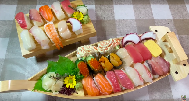 Góc dễ thương: Chiếc thuyền sushi trong vlog mới của Quỳnh Trần JP suýt… trôi đi vì quá nặng, ngồi ăn mà phải lo giữ không rơi mất! - Ảnh 6. Góc dễ thương: Chiếc thuyền sushi trong vlog mới của Quỳnh Trần JP suýt… trôi đi vì quá nặng, ngồi ăn mà phải lo giữ không rơi mất! - Ảnh 6.