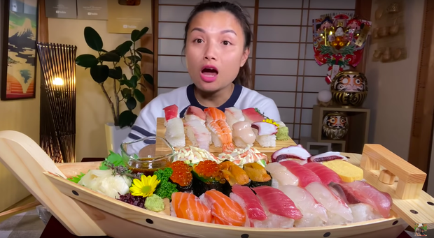 Góc dễ thương: Chiếc thuyền sushi trong vlog mới của Quỳnh Trần JP suýt… trôi đi vì quá nặng, ngồi ăn mà phải lo giữ không rơi mất! - Ảnh 10. Góc dễ thương: Chiếc thuyền sushi trong vlog mới của Quỳnh Trần JP suýt… trôi đi vì quá nặng, ngồi ăn mà phải lo giữ không rơi mất! - Ảnh 10.