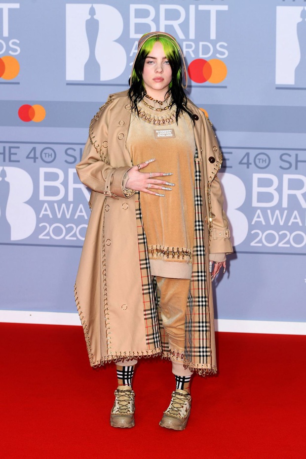 Billie Eilish dằn mặt anti-fan từng chê cô hát live yếu tại BRIT Awards, bật khóc nức nở khi lên nhận giải vì bị ghét bỏ khiến khán giả lo sốt vó! - Ảnh 5. Billie Eilish dằn mặt anti-fan từng chê cô hát live yếu tại BRIT Awards, bật khóc nức nở khi lên nhận giải vì bị ghét bỏ khiến khán giả lo sốt vó! - Ảnh 5.