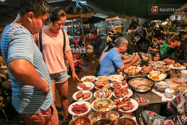 Vừa vào Sài Gòn, vợ chồng Quỳnh Anh – Duy Mạnh đã đến ăn ngay “cơm tấm bãi rác” nổi tiếng, quán có gì mà lại hot đến vậy? - Ảnh 4. Vừa vào Sài Gòn, vợ chồng Quỳnh Anh – Duy Mạnh đã đến ăn ngay “cơm tấm bãi rác” nổi tiếng, quán có gì mà lại hot đến vậy? - Ảnh 4.