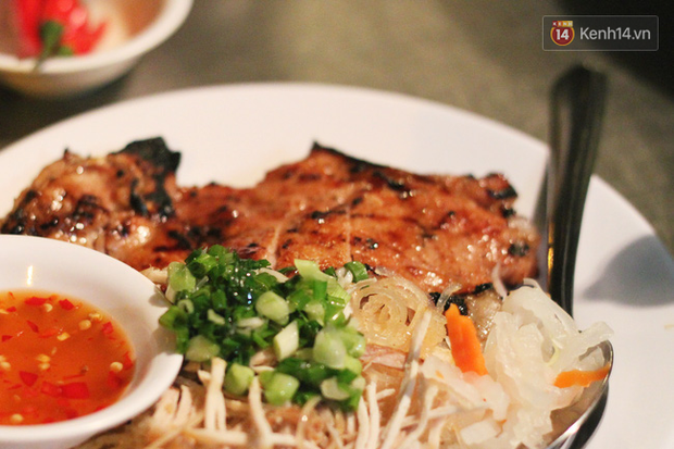 Vừa vào Sài Gòn, vợ chồng Quỳnh Anh – Duy Mạnh đã đến ăn ngay “cơm tấm bãi rác” nổi tiếng, quán có gì mà lại hot đến vậy? - Ảnh 6. Vừa vào Sài Gòn, vợ chồng Quỳnh Anh – Duy Mạnh đã đến ăn ngay “cơm tấm bãi rác” nổi tiếng, quán có gì mà lại hot đến vậy? - Ảnh 6.