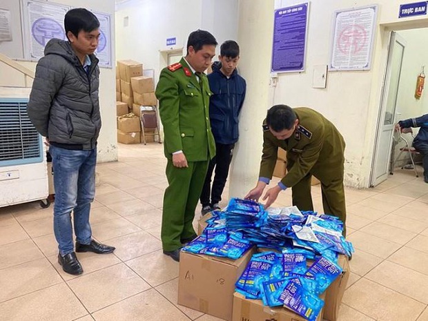Tạm giữ lô hàng gần 300 chiếc thẻ diệt virus ở Hà Nội - Ảnh 1. Tạm giữ lô hàng gần 300 chiếc thẻ diệt virus ở Hà Nội - Ảnh 1.