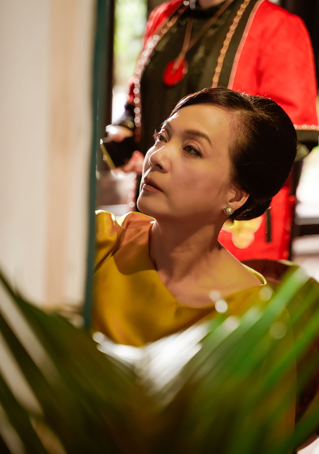 Mệ nội Hồng Vân nhéo vai, xô ngã con dâu trong phân đoạn bị cắt của Gái Già Lắm Chiêu 3 - Ảnh 4. Mệ nội Hồng Vân nhéo vai, xô ngã con dâu trong phân đoạn bị cắt của Gái Già Lắm Chiêu 3 - Ảnh 4.
