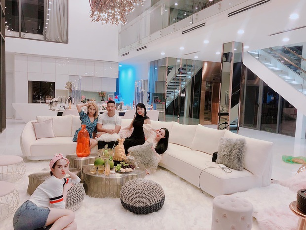 Hội bạn thân đến ăn tân gia biệt thự triệu đô của Ngọc Trinh, là những ai mà thân thiết đến hơn 10 năm? - Ảnh 1. Hội bạn thân đến ăn tân gia biệt thự triệu đô của Ngọc Trinh, là những ai mà thân thiết đến hơn 10 năm? - Ảnh 1.