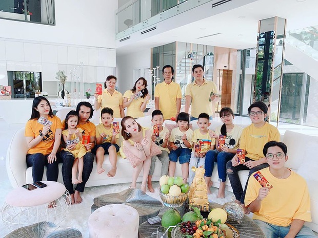 Hội bạn thân đến ăn tân gia biệt thự triệu đô của Ngọc Trinh, là những ai mà thân thiết đến hơn 10 năm? - Ảnh 3. Hội bạn thân đến ăn tân gia biệt thự triệu đô của Ngọc Trinh, là những ai mà thân thiết đến hơn 10 năm? - Ảnh 3.