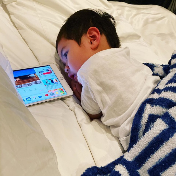 Giữa thời điểm nhạy cảm của dịch bệnh, bà xã Đan Trường hoang mang vì con trai sốt liên tục 3 ngày - Ảnh 2.