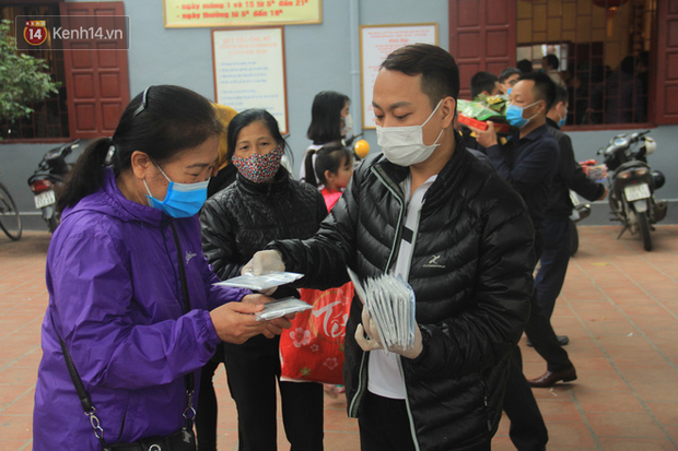 Phát miễn phí 75.000 chiếc khẩu trang y tế phòng ngừa đại dịch corona tại Hà Nội, nhiều người từ chối nhận - Ảnh 6.