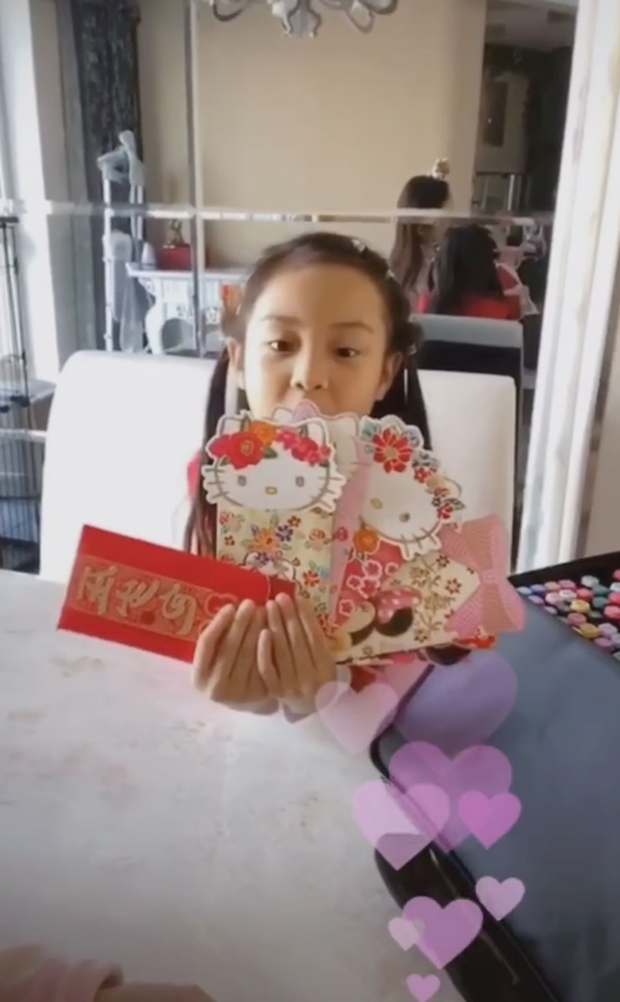 Sau vụ ly hôn chấn động với Giả Nãi Lượng, cuộc sống của hai mẹ con Lý Tiểu Lộ - Điềm Hinh ra sao? - Ảnh 6. Sau vụ ly hôn chấn động với Giả Nãi Lượng, cuộc sống của hai mẹ con Lý Tiểu Lộ - Điềm Hinh ra sao? - Ảnh 6.
